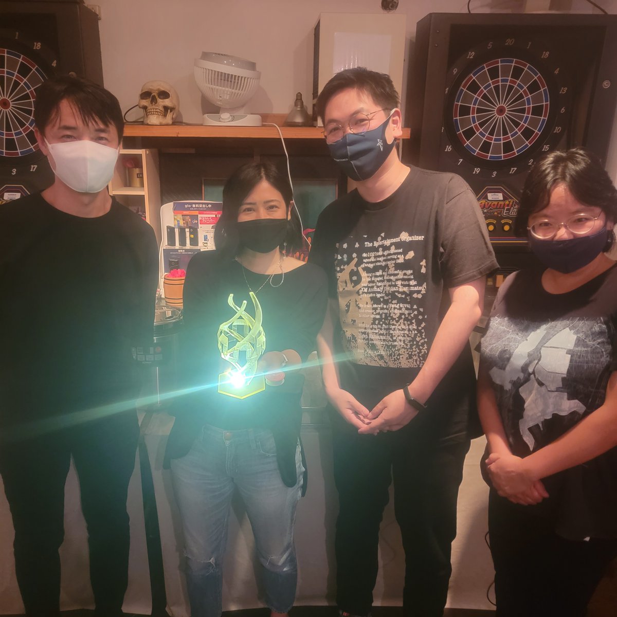 Fumi's tweet photo. 昨日は「なるなる会」ということでQuint Arrowにお邪魔しました。ドリンクは青と緑、壁にはbiocardと懐かしく、#Ingress エージェントの皆さんに久々にお会いできて嬉しかったです。

@chiaki415 さん、Niantic卒業おめでとうございます！ 幹事の @FindTheHiroT さん、ありがとうございました！ https://t.co/hmwETsOp4I