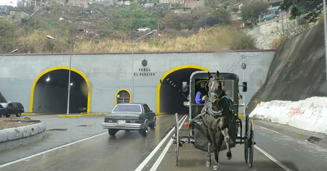 ChiguireBipolar's tweet photo. Familia amish se muda a Venezuela para desconectarse de la tecnología y los servicios https://t.co/UK5UVqrLRY https://t.co/pSMS5awO4M
