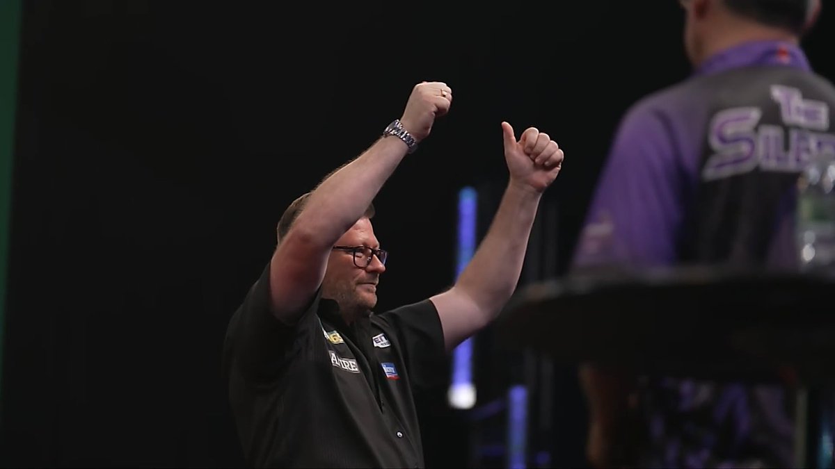 livedarts's tweet photo. 𝗠𝗔𝗖𝗛𝗜𝗡𝗘 𝗦𝗘𝗘𝗦 𝗢𝗙𝗙 𝗧𝗛𝗘 𝗦𝗜𝗟𝗘𝗡𝗖𝗘𝗥 ⚙️

James Wade secures his spot in the Last Eight with a 6-2 victory over Canada's Jeff Smith with 6/6 on the doubles and two ton-plus finishes!

#USMasters https://t.co/AJStSe3tmM