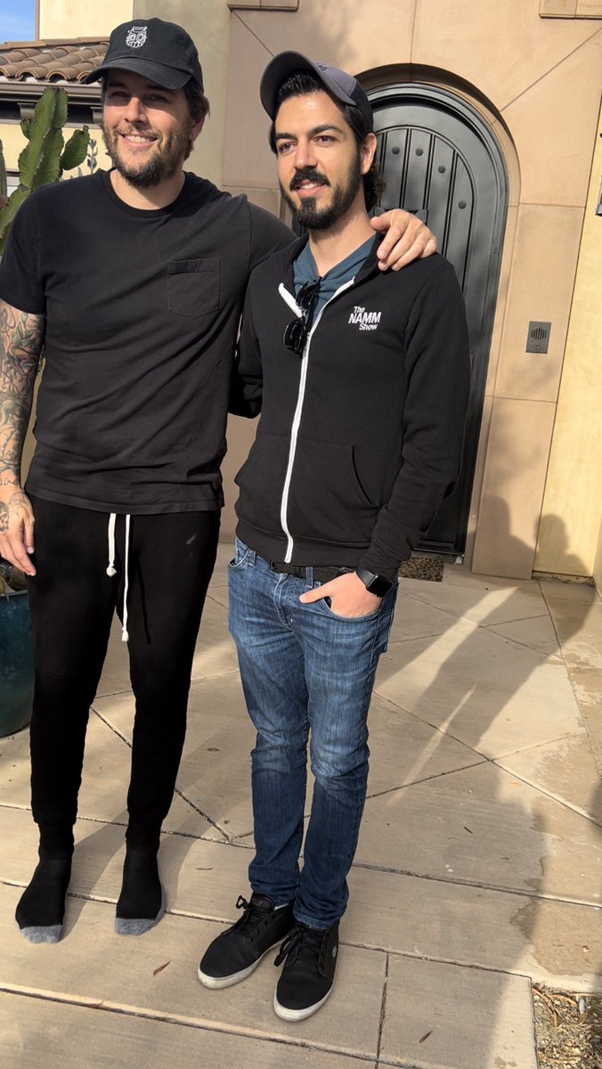 omarkurik's tweet photo. Ayer conocí a M. Shadows 🤘🏼😭🤘🏼  @shadows_eth @TheOfficialA7X @DeathbatsClub https://t.co/Ej8EK41O2K