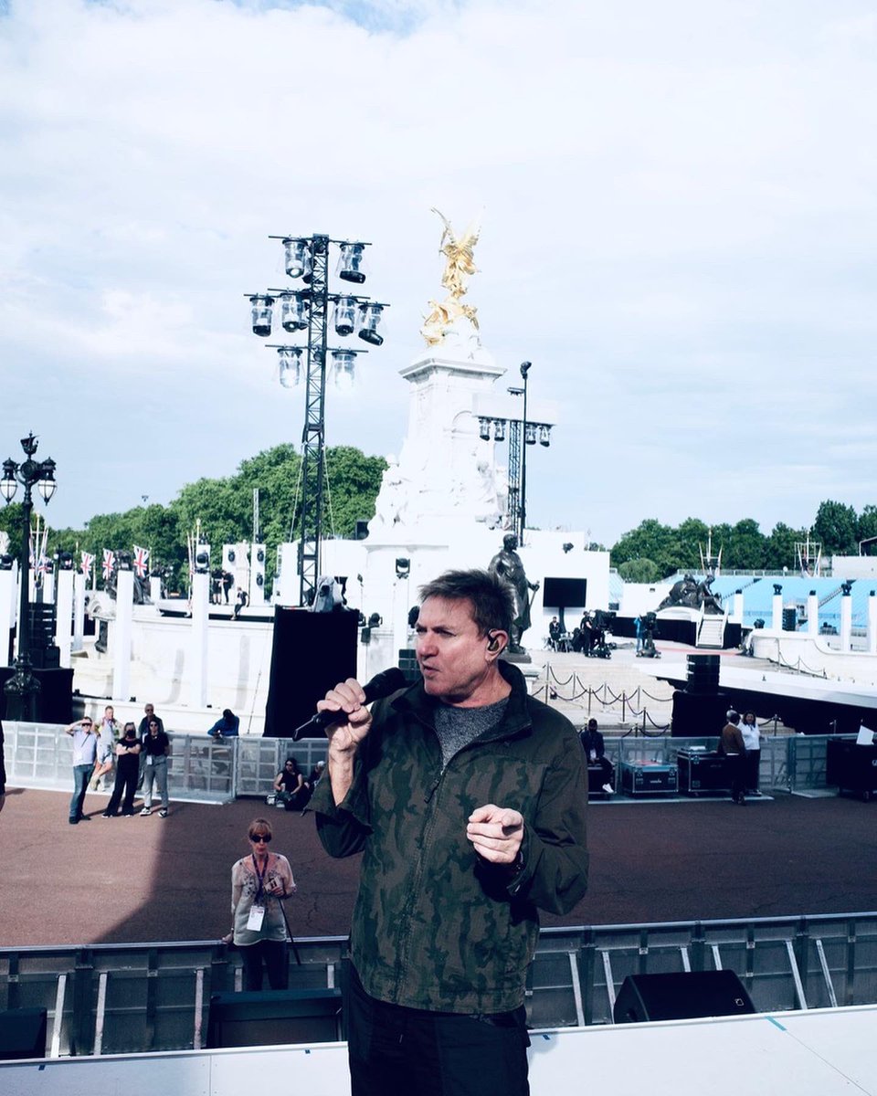 duranduran's tweet photo. Countdown to the party at the Palace 🇬🇧 https://t.co/pfP73Zl2ht