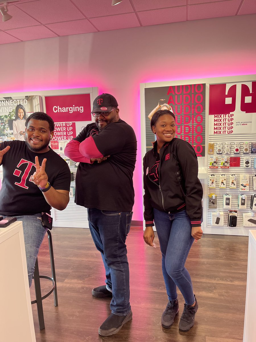 tmobile2srg's tweet photo. Some of the Edgewood Dream Team! TFB, HSI, & BTS out today by Ty, Chance & Ash! Come see us for some of the best customer service around! We’d love to have you! #AllIn #TMOExperience https://t.co/nKCGgglLYN