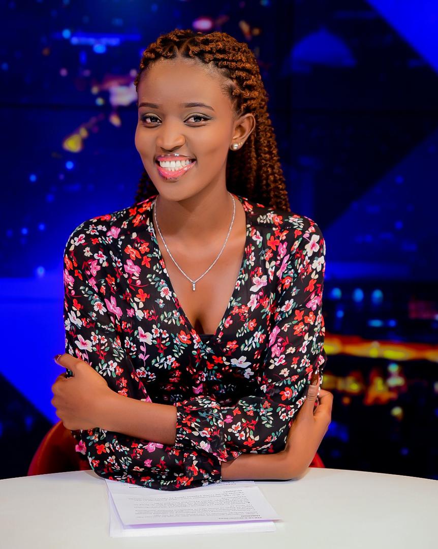 ConstantinUwase's tweet photo. #UyuMunsiMuMateka
#4Kamena
Havutse @KarenUmutesi
Umunyamakuru wa @rbarwanda kwishami ryayo rya @KC2_RW
Akora ikiganiro #LePlusFort
Na #NosLegendes byombi bikaba bitambuka kuri @KC2_RW
Reka Tumwifurize Isabukuru Nziza y'amavuko, Kuramba no kuramuka
#HappyBirthdayKaren🎂 https://t.co/jysASXALeS