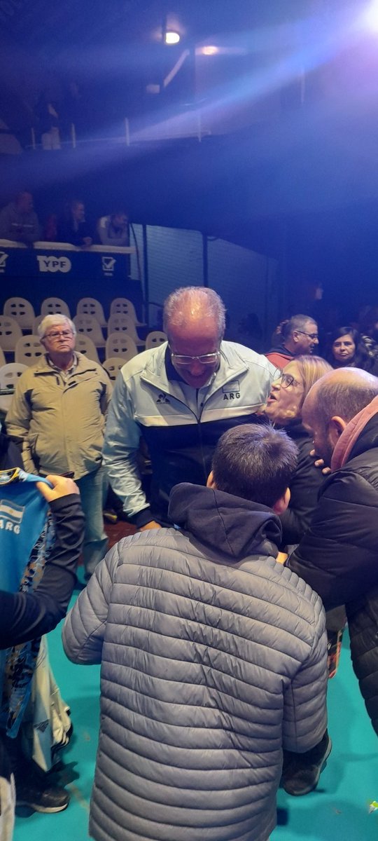 Samuel3_swag's tweet photo. Jugadores a los que no les pedimos autografos:
Mendez (el dt).
Loser.
De cecco. https://t.co/U2Tx15kRdJ