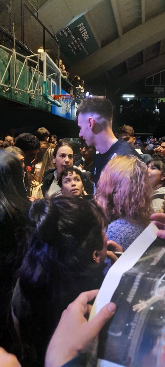 Samuel3_swag's tweet photo. Jugadores a los que no les pedimos autografos:
Mendez (el dt).
Loser.
De cecco. https://t.co/U2Tx15kRdJ