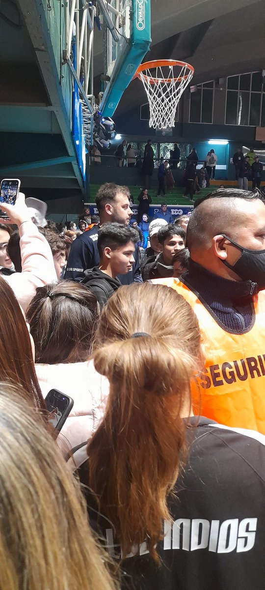 Samuel3_swag's tweet photo. Jugadores a los que no les pedimos autografos:
Mendez (el dt).
Loser.
De cecco. https://t.co/U2Tx15kRdJ