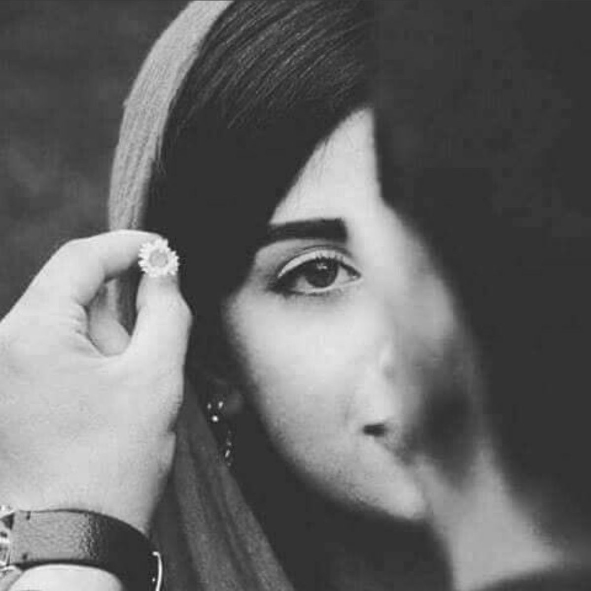 2laajmi's tweet image. لا تعاتب نظرة عيوني وتستغرب حضوري
والله ان فيها كلام اكثر من اللي في المحاني

فيك ما يخجل احاسيسي وما يرضي غروري
انت حلمٍ ماتمنيته ،، وجابته الأماني

كل ما شفتك وجيت اصارحك صادق شعوري
قالت عيوني احبك واستحى منها لسااااني