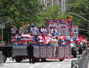 AtlasDiversidad's tweet photo. Ficha #Atlas2022 | 🇺🇸 Desde #Boston #EstadosUnidos:
#FiestasCaribeñasEnBoston. Desfiles dominicano, puertorriqueño y jamaiquino. Por alumnos de Fenway High School @fenwayhs https://t.co/wan1w5XXlh #atlaslab https://t.co/PDhNfsdKNU