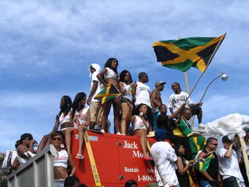 AtlasDiversidad's tweet photo. Ficha #Atlas2022 | 🇺🇸 Desde #Boston #EstadosUnidos:
#FiestasCaribeñasEnBoston. Desfiles dominicano, puertorriqueño y jamaiquino. Por alumnos de Fenway High School @fenwayhs https://t.co/wan1w5XXlh #atlaslab https://t.co/PDhNfsdKNU