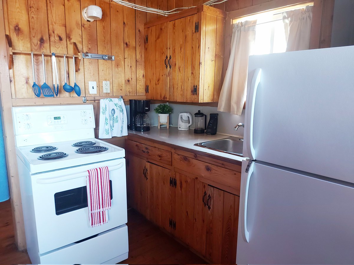 IslandViewCamp's tweet photo. Cabin 3 - Two bedroom lakeside cabin with fully equipped kitchen and recently renovated bathroom. https://t.co/bFWHEt7Vdm