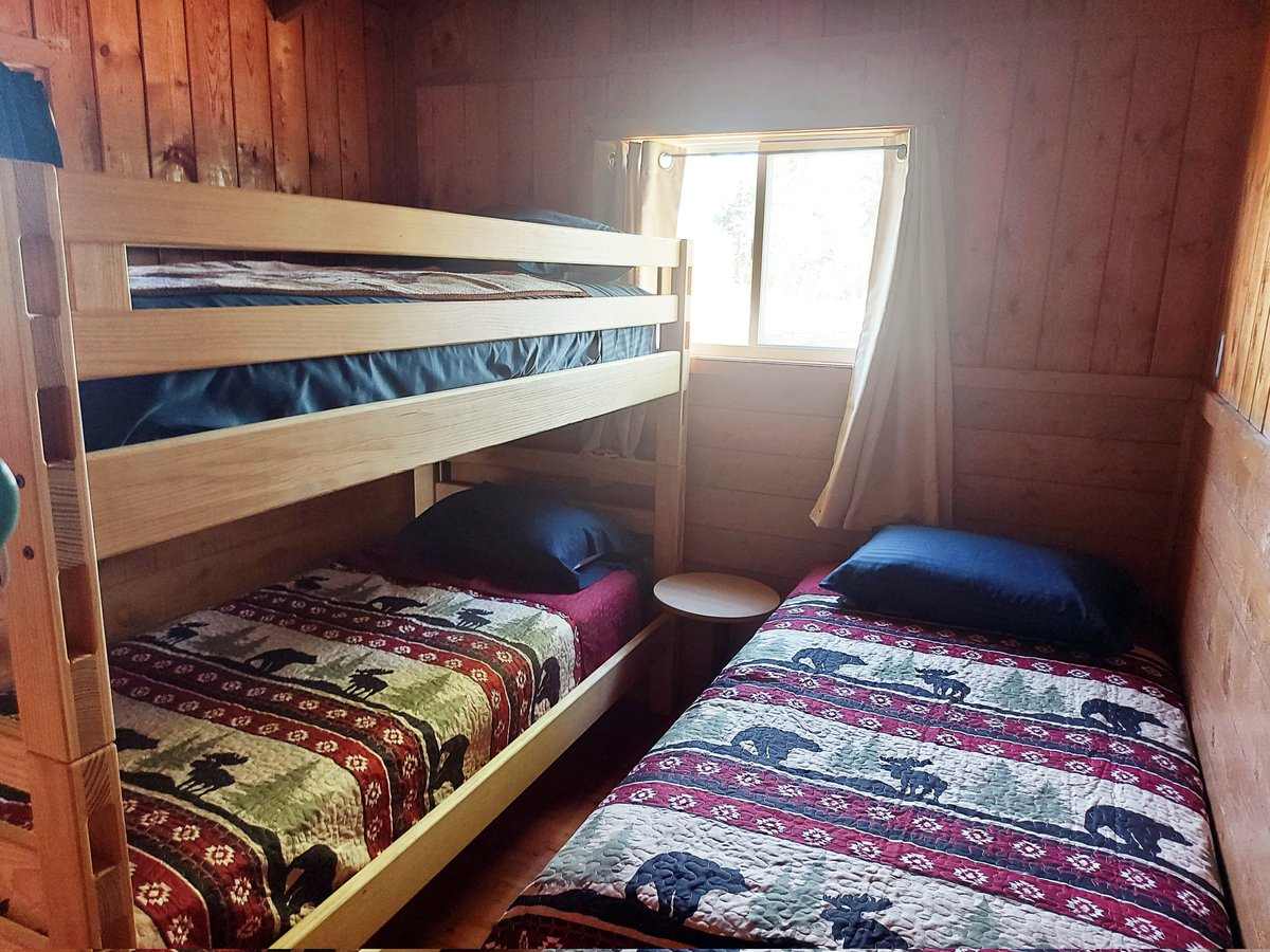 IslandViewCamp's tweet photo. Cabin 3 - Two bedroom lakeside cabin with fully equipped kitchen and recently renovated bathroom. https://t.co/bFWHEt7Vdm