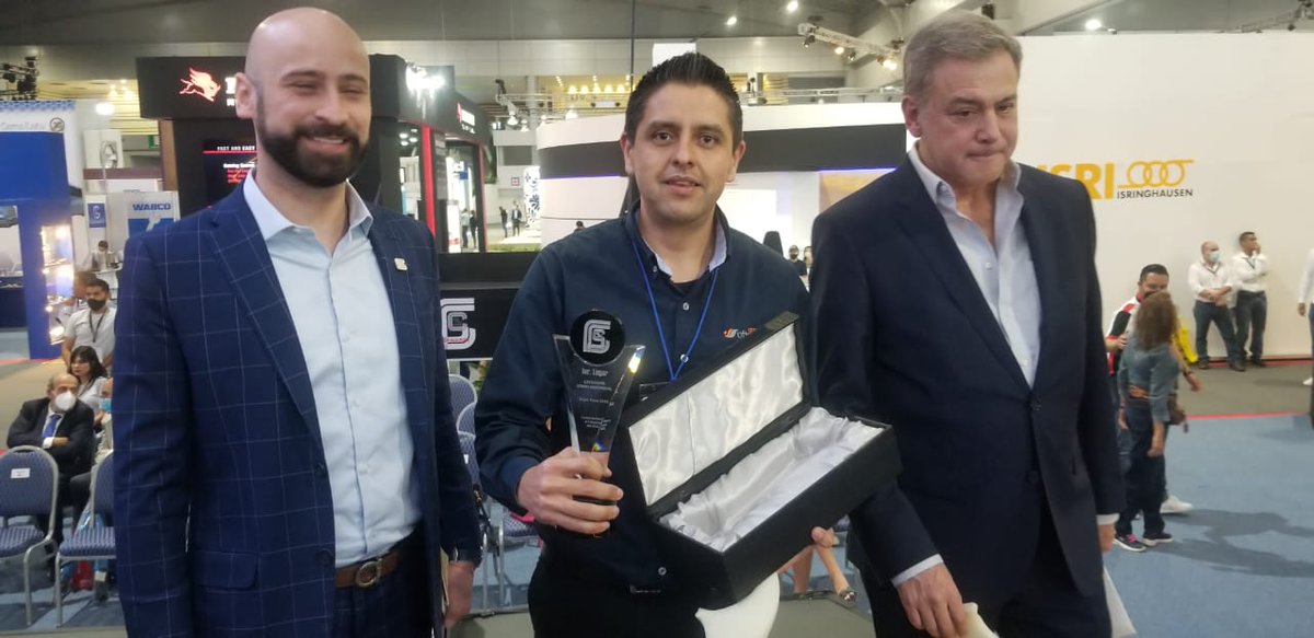 Pasajero7's tweet photo. Con más de 100 expositores y 17 mil visitantes terminó la edición 2022 de #ExpoForo. 

Para concluir el evento @CANAPAT reconoció a:
1.- @MBenzBusesMx, como mejor stand de armadoras.
2.- @exxonmobil, como mejor isla. 
3.- @gmtransporterp, como Mejor stand.

#ExpoForoMovilidad2022 https://t.co/onU09wFoIH