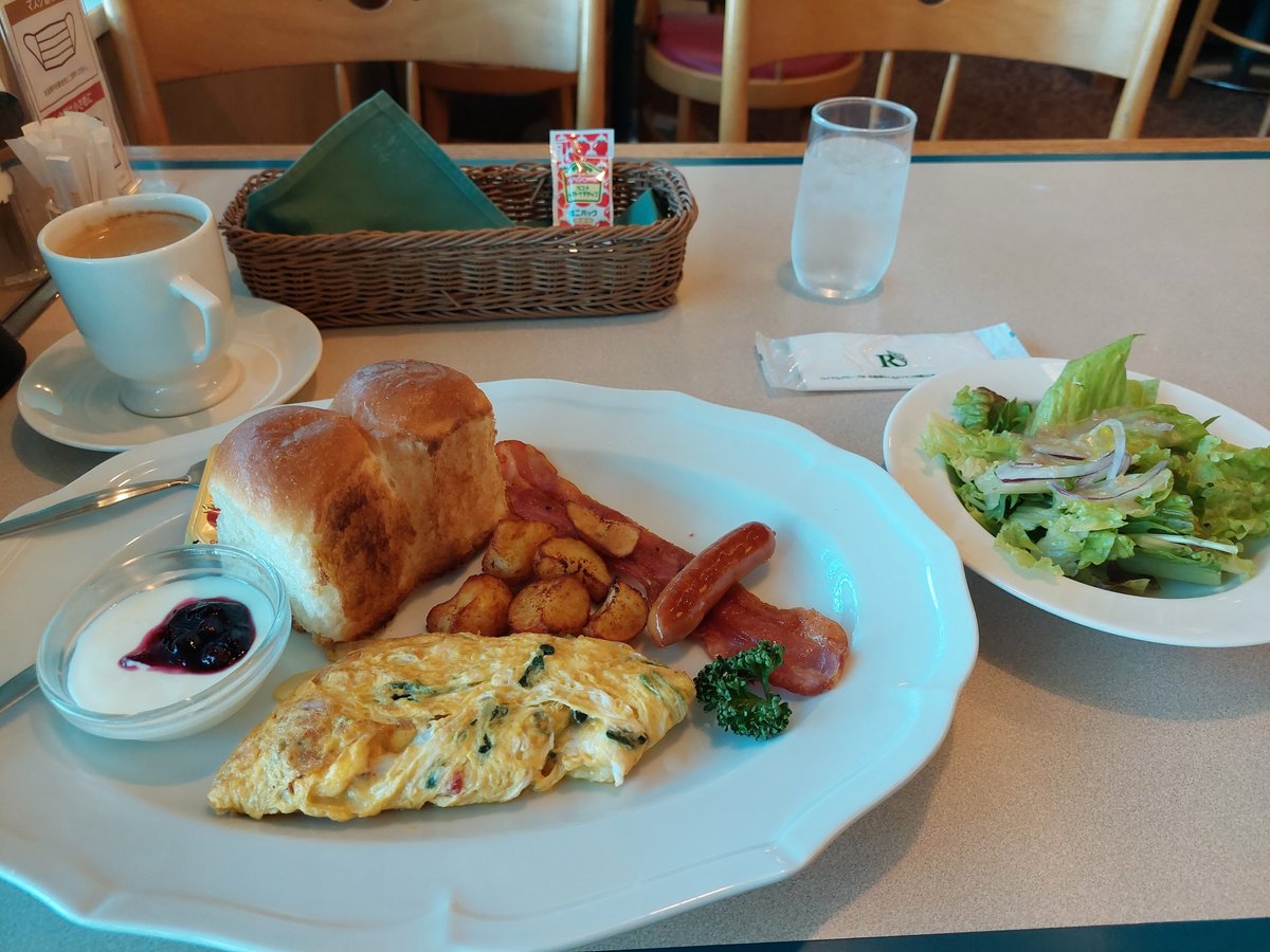 nhaxt's tweet photo. 広島空港に着きました。
とりあえず空港で朝食🍞
いただきます🍴
#ANA671 https://t.co/ixoqEoerZX