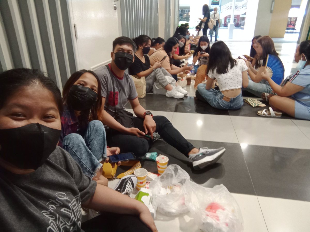 himeeeehimeeee's tweet photo. MOA as of 8:32am. 
@philconcerts 😁 https://t.co/u8Xc7OrdvC