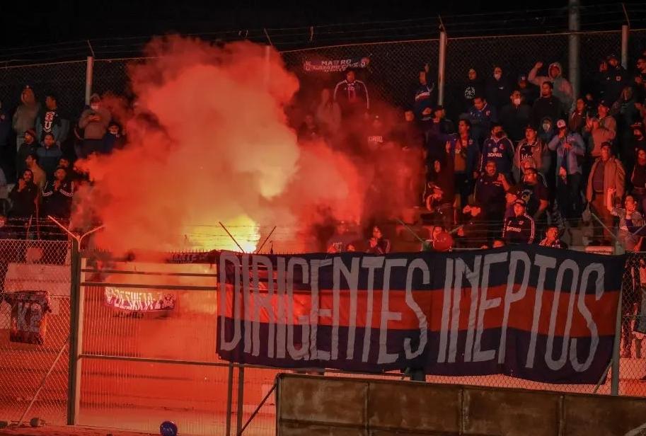 triple_azul's tweet photo. Que hermoso es ser de la U ser un romántico viajero y el sendero continuar.
Había que dejar los registros , siempre dónde hay que estar .
Fútbol pasión, DIRIGENTES INEPTOS!! FUERA AZUL AZUL ❌ CÁNCER . #vamoslaU #udechile #dirigentesineptos #losdeabajo #losmacul #vamosbulla https://t.co/K8M7RQhOls