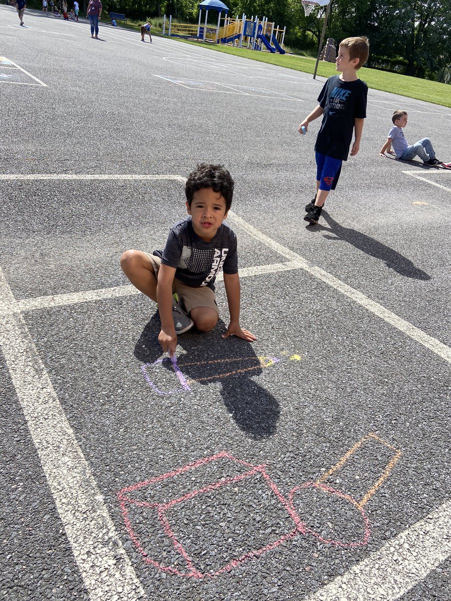 FCPS_JenTrueK's tweet photo. This gorgeous weather was perfect for a chalk day! #NMWRoars https://t.co/OrhSj5x7V4