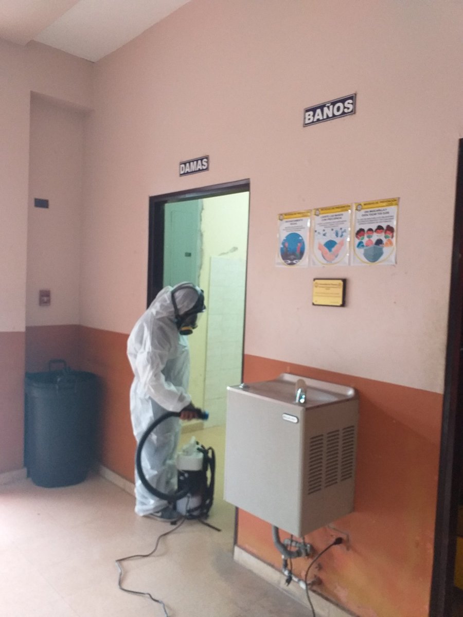 Debido al incremento de casos de Covid-2019, se realizó la limpieza y desinfección de las aulas, oficinas administrativas, baño,cafetería y todas la instalaciones  del CRU Panamá  Este.
