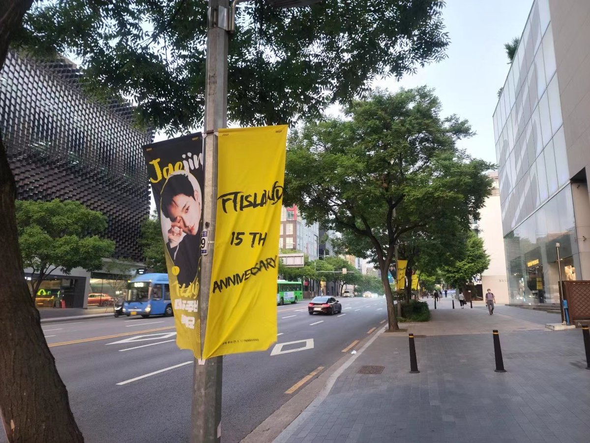 MUA18003795's tweet photo. #FTISLAND 15TH 주년 축하 프로젝트 

압구정로데오역 2번 출구 앞 깃발 배너

위치:  1. 압구정로데오역 2번 출구 앞         
진행규칙 : 180*60 CM / 30 셋트
기간 : 6월 4일, 6월 5일 (이틀 간) 

FOR FTISLAND I FROM #수박부대
#FT아일랜드
#HAPPY_FT15LAND #이홍기 #이재진 #최민환 https://t.co/MZIcBsE9uK