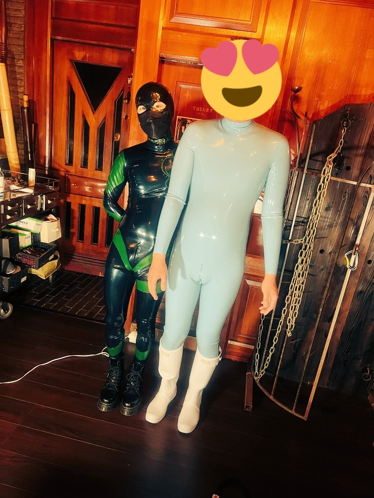 ウィタから早一週間か～！
四者四様の姿で楽しかった！笑
ぽよんぽよん、黒い娘、鮮やかブルー…なかなか見られませんw
またご一緒できると嬉しいな！🥰
#witasexutopia #rubbersuit #latex #balloonhead #rubberdoll #gasmask #fetishism #bondage #rubbermodel #art #SM #bar