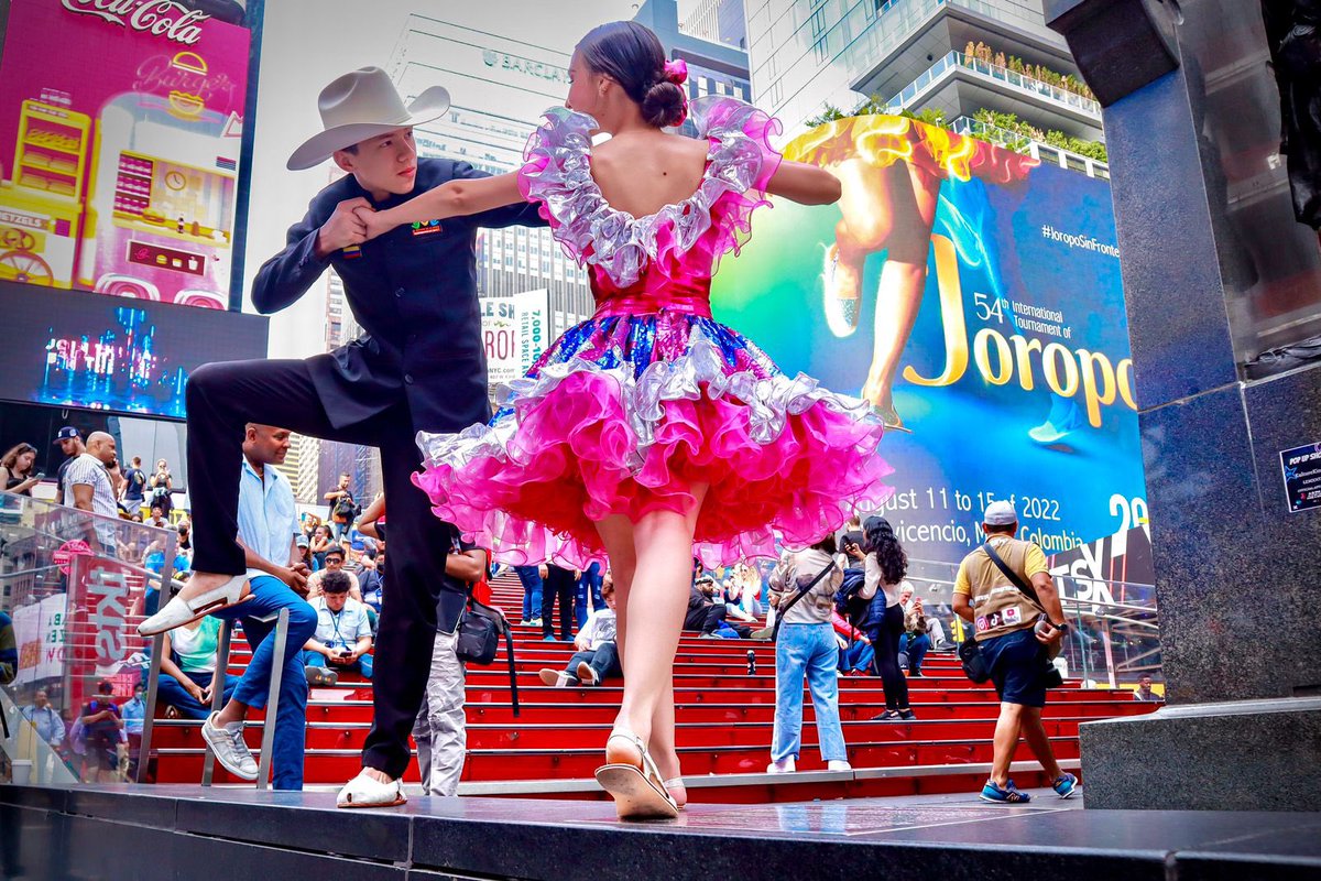JuanGZuluaga's tweet photo. El Llano es cultura, tradiciones, pero también turismo. Hoy fuimos protagonistas en las pantallas del Times Square en Nueva York y ante medios internacionales. Seguimos invitando al mundo a conocer y disfrutar las maravillas turísticas de nuestra tierra. #JoropoSinFronteras https://t.co/poYF9dLfGb