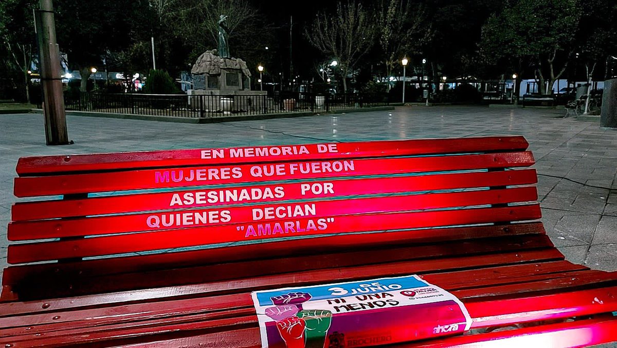 _diegomez's tweet photo. Banco Rojo es una iniciativa cultural y pacífica de prevención, información y sensibilización contra las violencias por razones de género. ⠀
El objetivo de esta campaña es que reflexionen sobre las violencias de género que en su máxima expresión llevan al femicidio #NiUnaMenos https://t.co/MTuU03H1BA