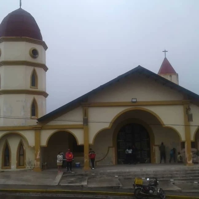 CapachoViejoGob's tweet photo. Se  iniciaron los trabajos de reparación y pintura de la iglesia de #CapachoViejo.

#TrabajoyCompromiso con nuestro alcalde @ErnestoBecerraC https://t.co/3Y5BHnK2EM