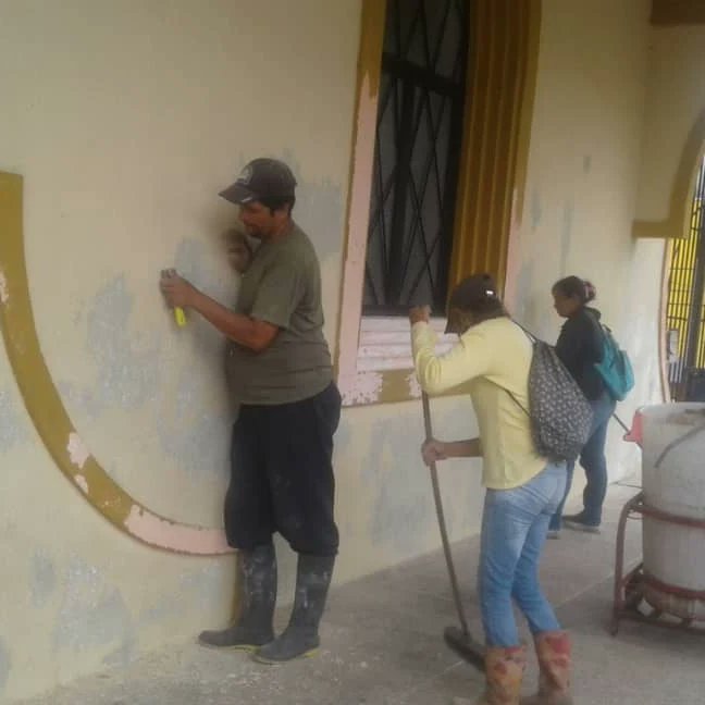 CapachoViejoGob's tweet photo. Se  iniciaron los trabajos de reparación y pintura de la iglesia de #CapachoViejo.

#TrabajoyCompromiso con nuestro alcalde @ErnestoBecerraC https://t.co/3Y5BHnK2EM
