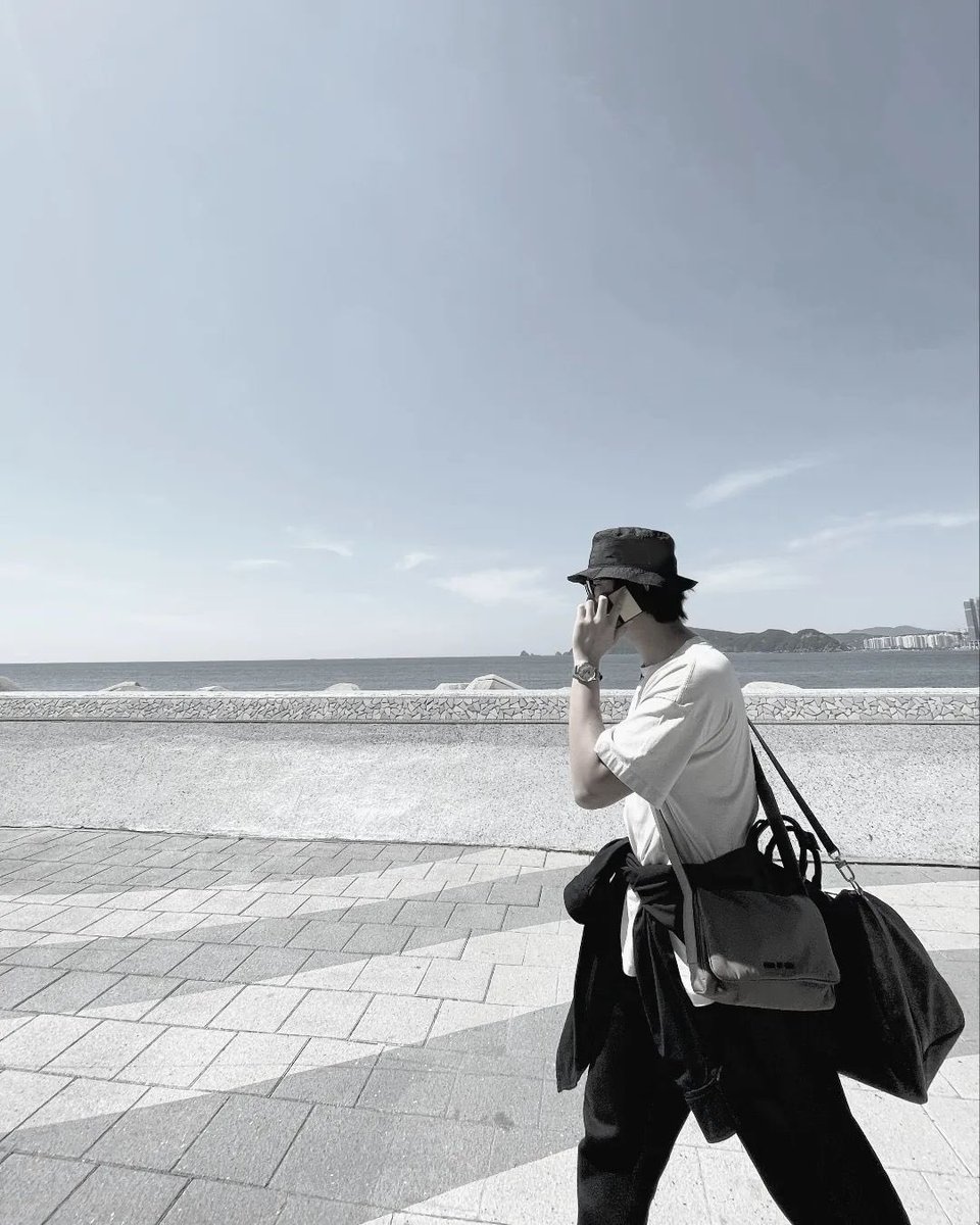 arkivesrm's tweet image. People come and go. They’ll drift in and out of your life like characters in a favorite book. When you finally close the cover, the characters have told their story and you start up again with another book. Then you find yourself focusing on the new one, not the one from the past