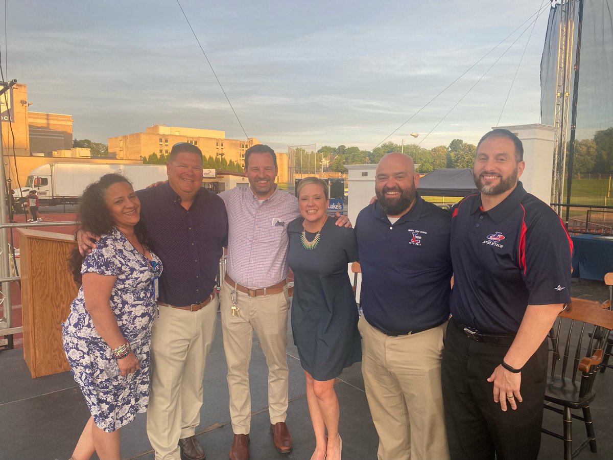 hbailey3LHS's tweet image. Love this pic.  Best admin team in the state!!!