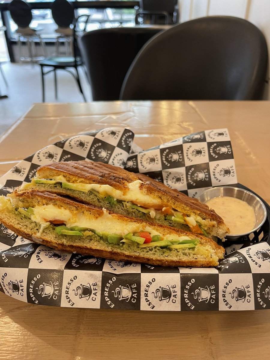 Sharinfali's tweet photo. Upside to my long errands day is stopping off at my favourite neighbourhood cafe. #expressocafe #newtonbc #local #staylocal #lunch https://t.co/31AFsLCGWB