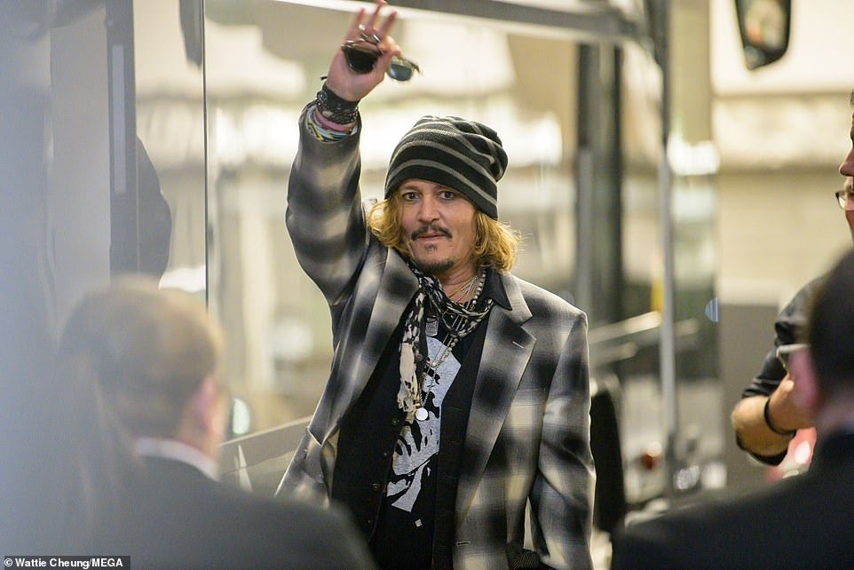 Qsoneko_'s tweet photo. Johnny Depp takes to stage with guitar legend Jeff Beck in Scotland…
 https://t.co/KlOe54WI02 https://t.co/JxXwH7jeVV