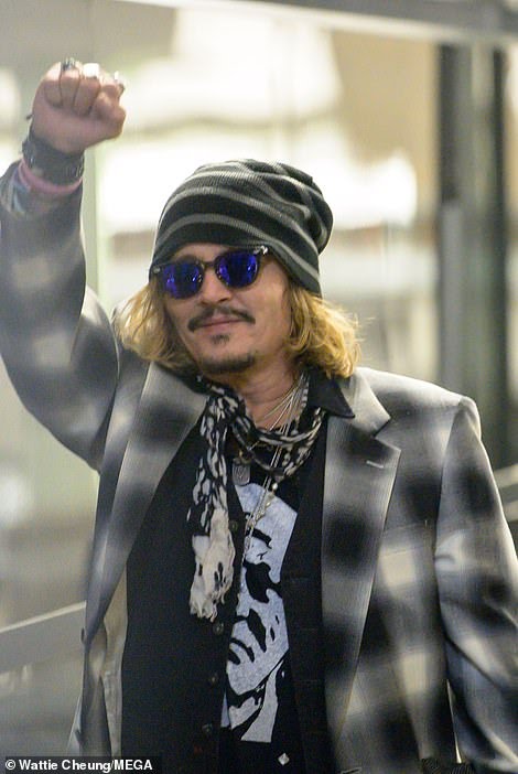 Qsoneko_'s tweet photo. Johnny Depp takes to stage with guitar legend Jeff Beck in Scotland…
 https://t.co/KlOe54WI02 https://t.co/JxXwH7jeVV