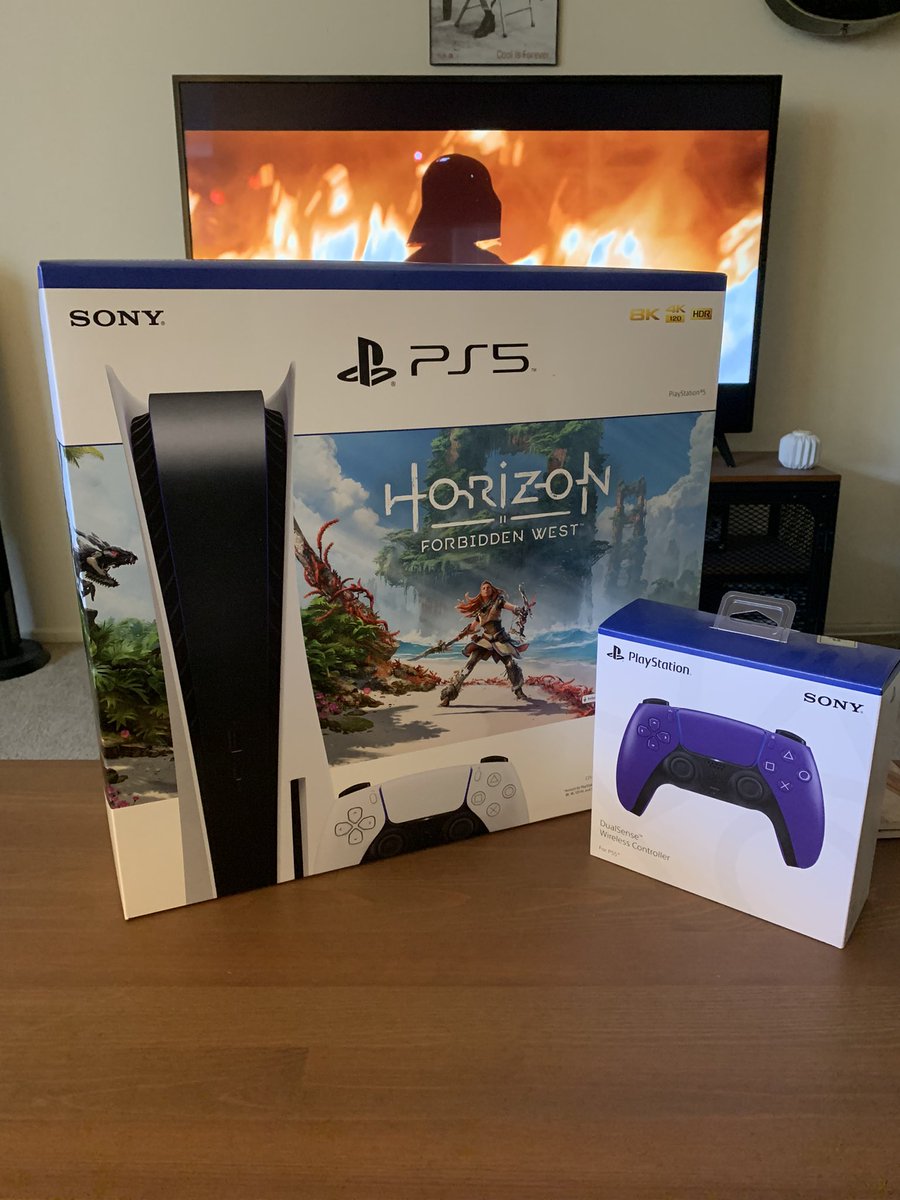 StephenAlvarez_'s tweet photo. Yes!! Finally got my hands on a #PS5! Cheers to #PlayStation for ramping up production! #firsttweet https://t.co/aslkmbSKpl