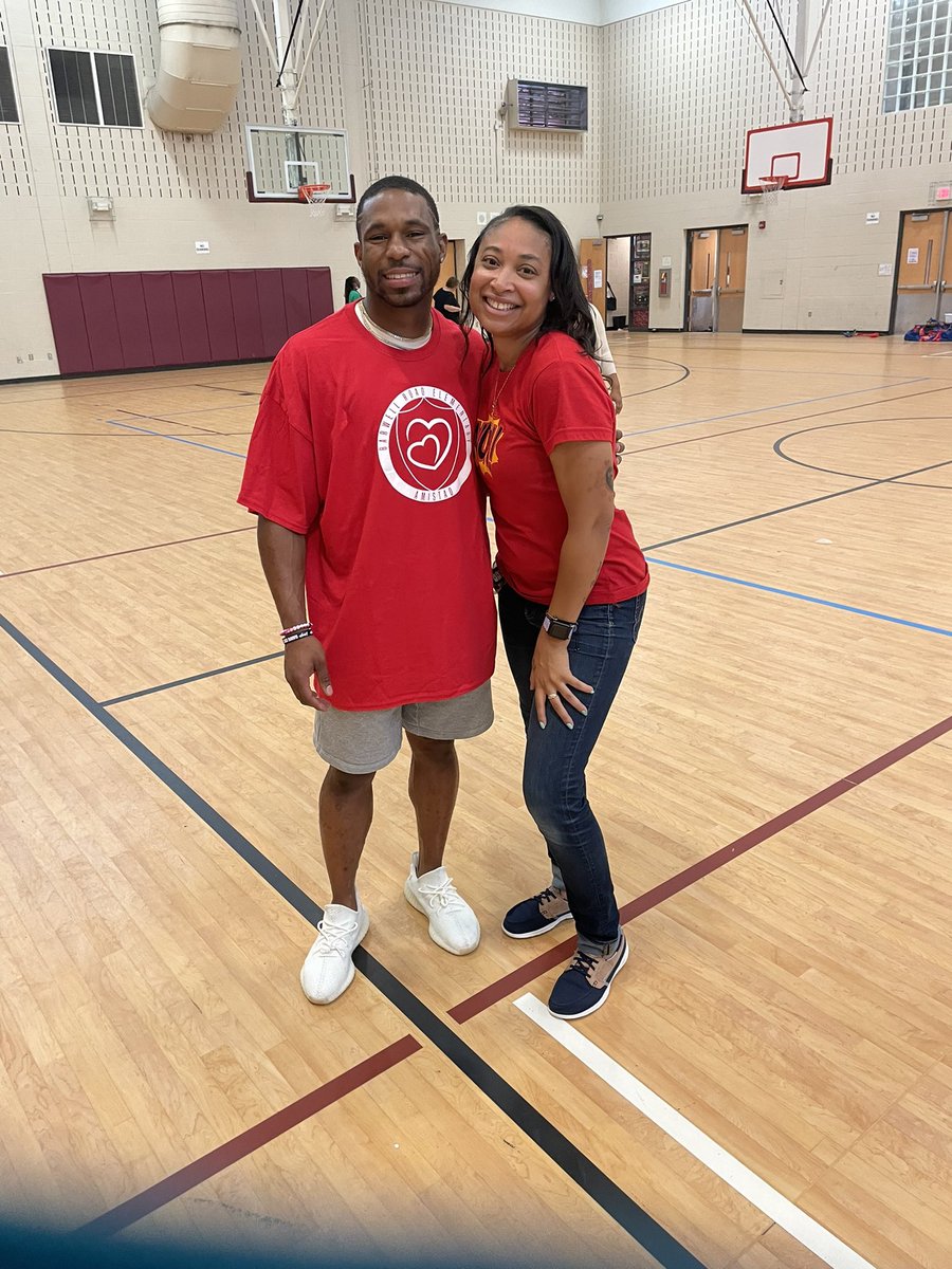 GoGetterGreene's tweet photo. Thank you so much @iambriandawson and @TheNyNy7 for making our EOG Pep Rally AMAZING!! We had a blast ! #greatguys #greatspeeches #redhouse #loveandfriendship @BarwellES @T_Carey1 @BarwellRoadES https://t.co/t4oi4TVz7U