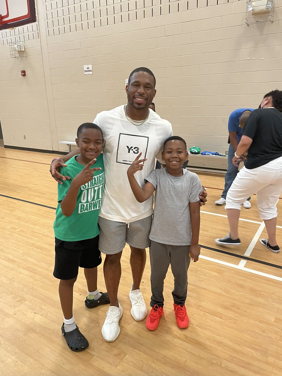 GoGetterGreene's tweet photo. Thank you so much @iambriandawson and @TheNyNy7 for making our EOG Pep Rally AMAZING!! We had a blast ! #greatguys #greatspeeches #redhouse #loveandfriendship @BarwellES @T_Carey1 @BarwellRoadES https://t.co/t4oi4TVz7U