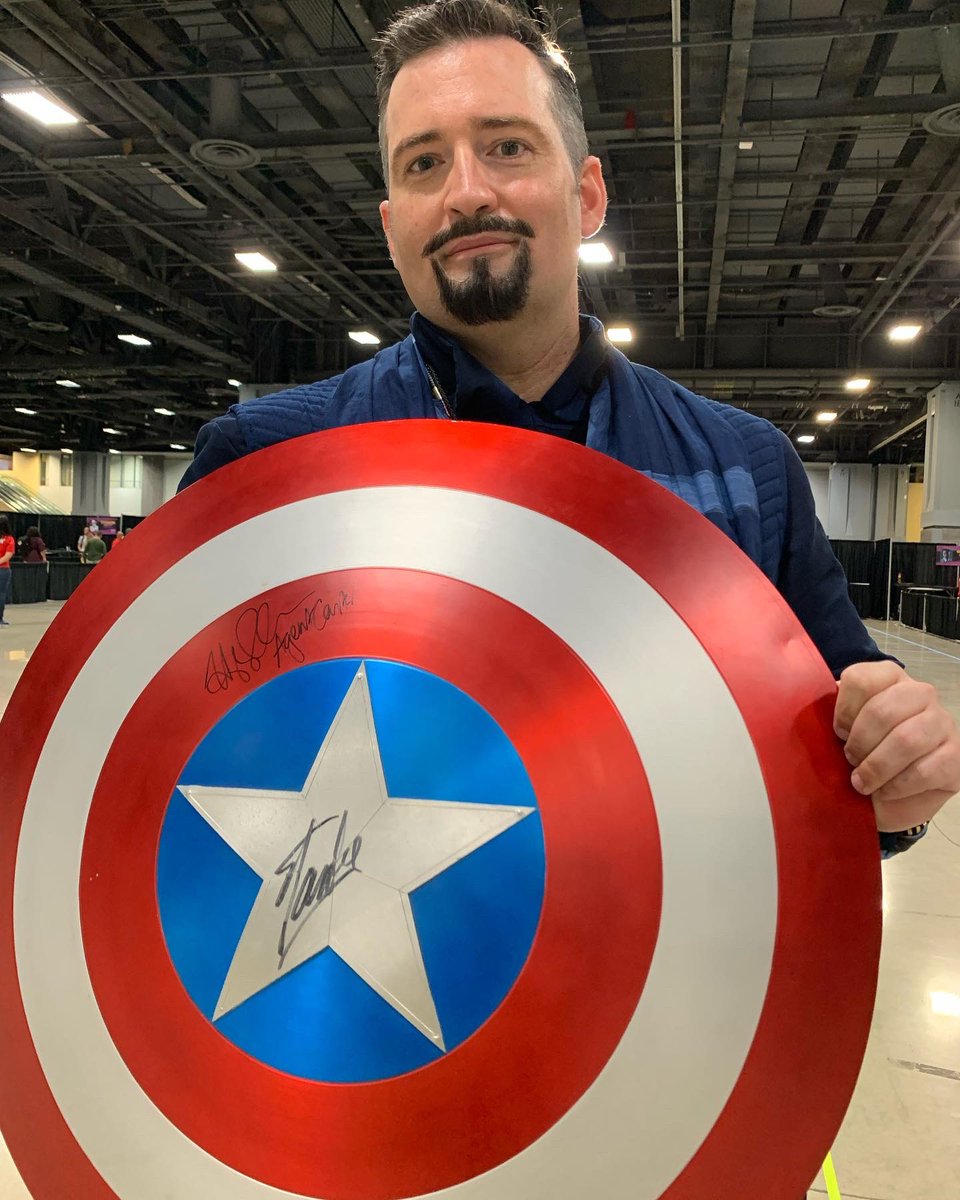 Weeks05C's tweet photo. Another signature for the #capshield @wellhayley was very nice. #awesomecon is going great #comicon @AwesomeCon https://t.co/htGuLnjo1l