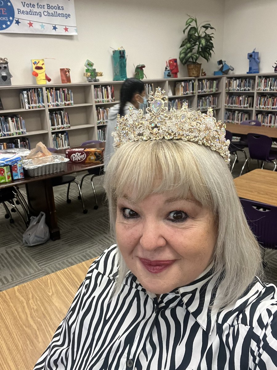 ceciliamewa's tweet photo. Y llegó la reina del salón a su fin de curso Agradezco a mis estudiantes de español 4 por su cariño, su buena actitud y esfuerzo #La Reina @Bussey_Owlets @BusseyAVID #apspanish #MyFavoriteClass #iwilllmissyou https://t.co/wkDvEENDpb