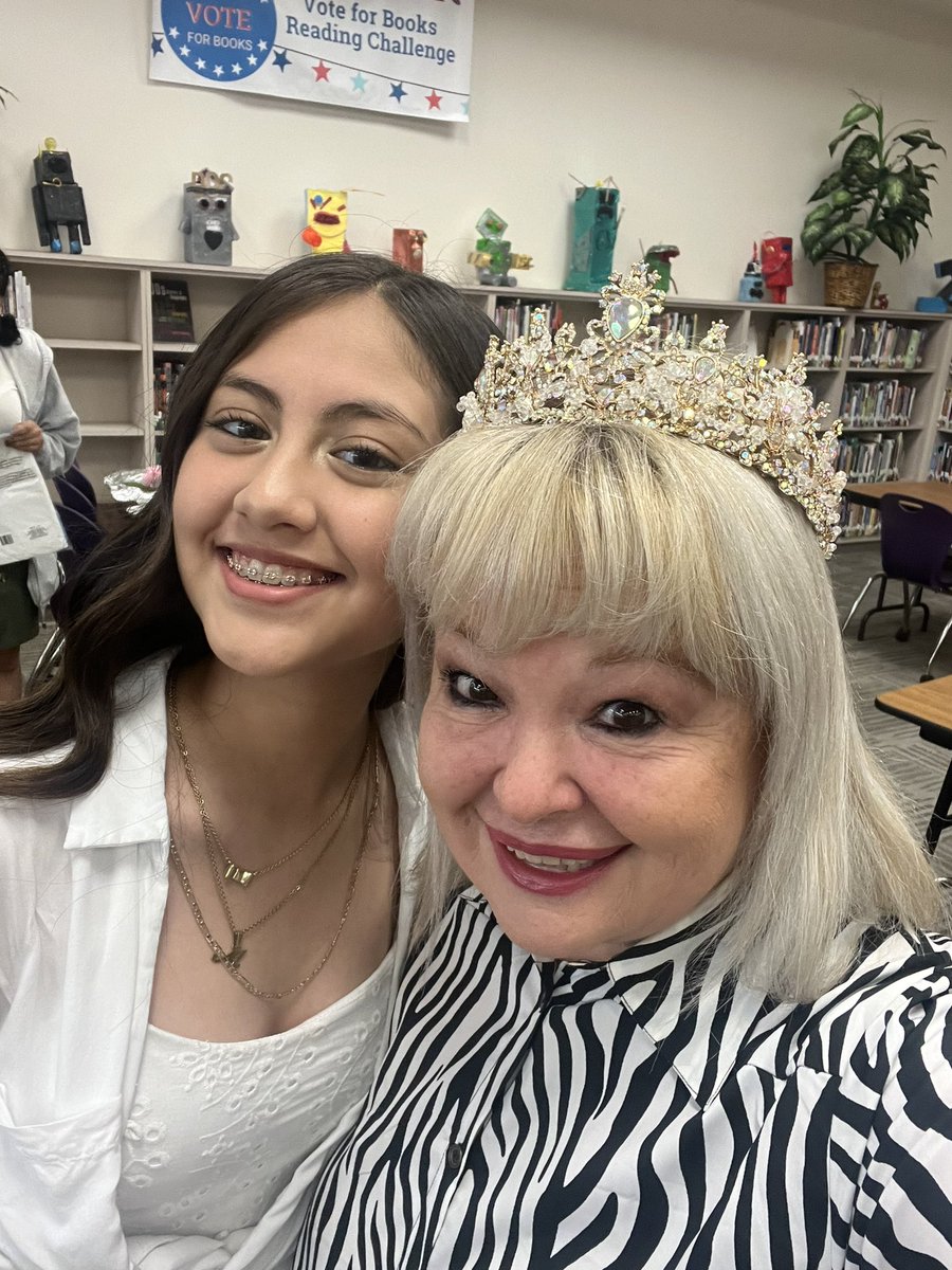 ceciliamewa's tweet photo. Y llegó la reina del salón a su fin de curso Agradezco a mis estudiantes de español 4 por su cariño, su buena actitud y esfuerzo #La Reina @Bussey_Owlets @BusseyAVID #apspanish #MyFavoriteClass #iwilllmissyou https://t.co/wkDvEENDpb