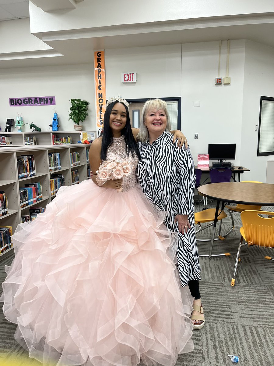 ceciliamewa's tweet photo. Y llegó la reina del salón a su fin de curso Agradezco a mis estudiantes de español 4 por su cariño, su buena actitud y esfuerzo #La Reina @Bussey_Owlets @BusseyAVID #apspanish #MyFavoriteClass #iwilllmissyou https://t.co/wkDvEENDpb