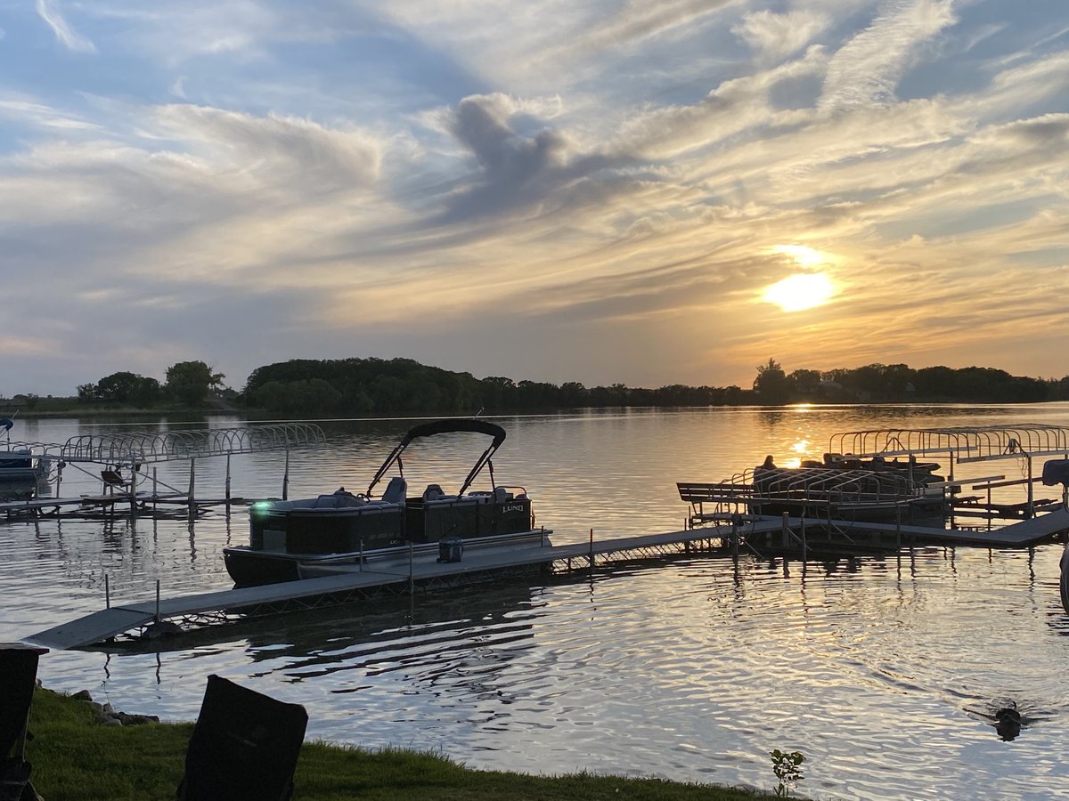 SoilLorax's tweet photo. Beautiful evening! I love friends that live on the lake. #lakelife #mnlakes #thankgoditsfriday https://t.co/m5YYwVA9CW