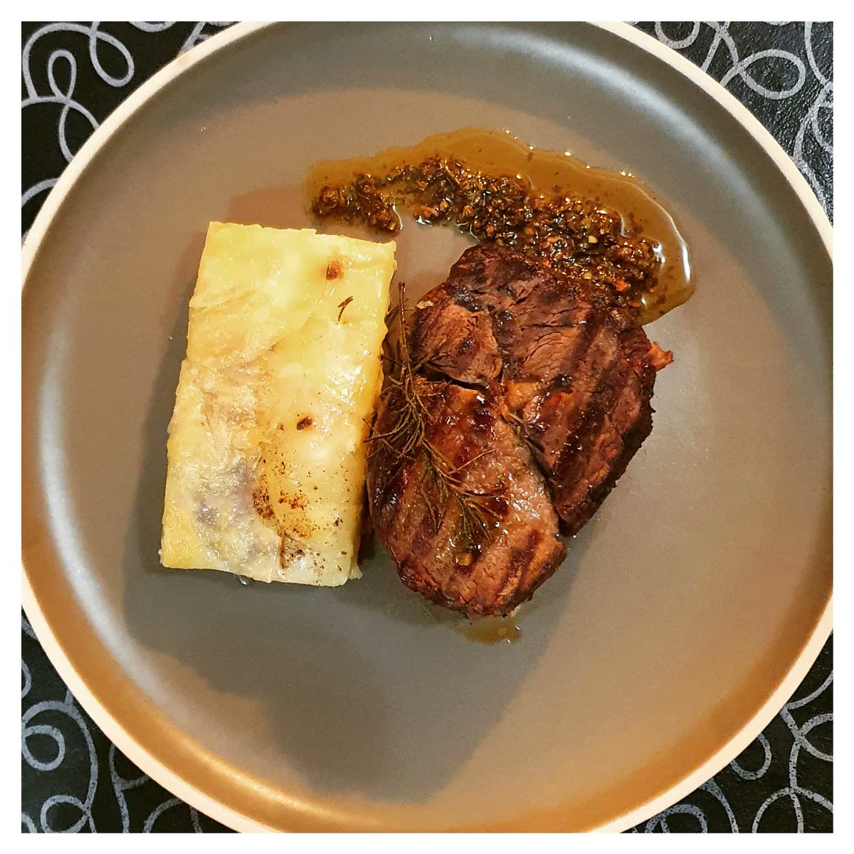 hugodr85's tweet photo. Cena de hoy, ojo de bife al chimichurri con gratin daphinois https://t.co/KdSUiSASfH