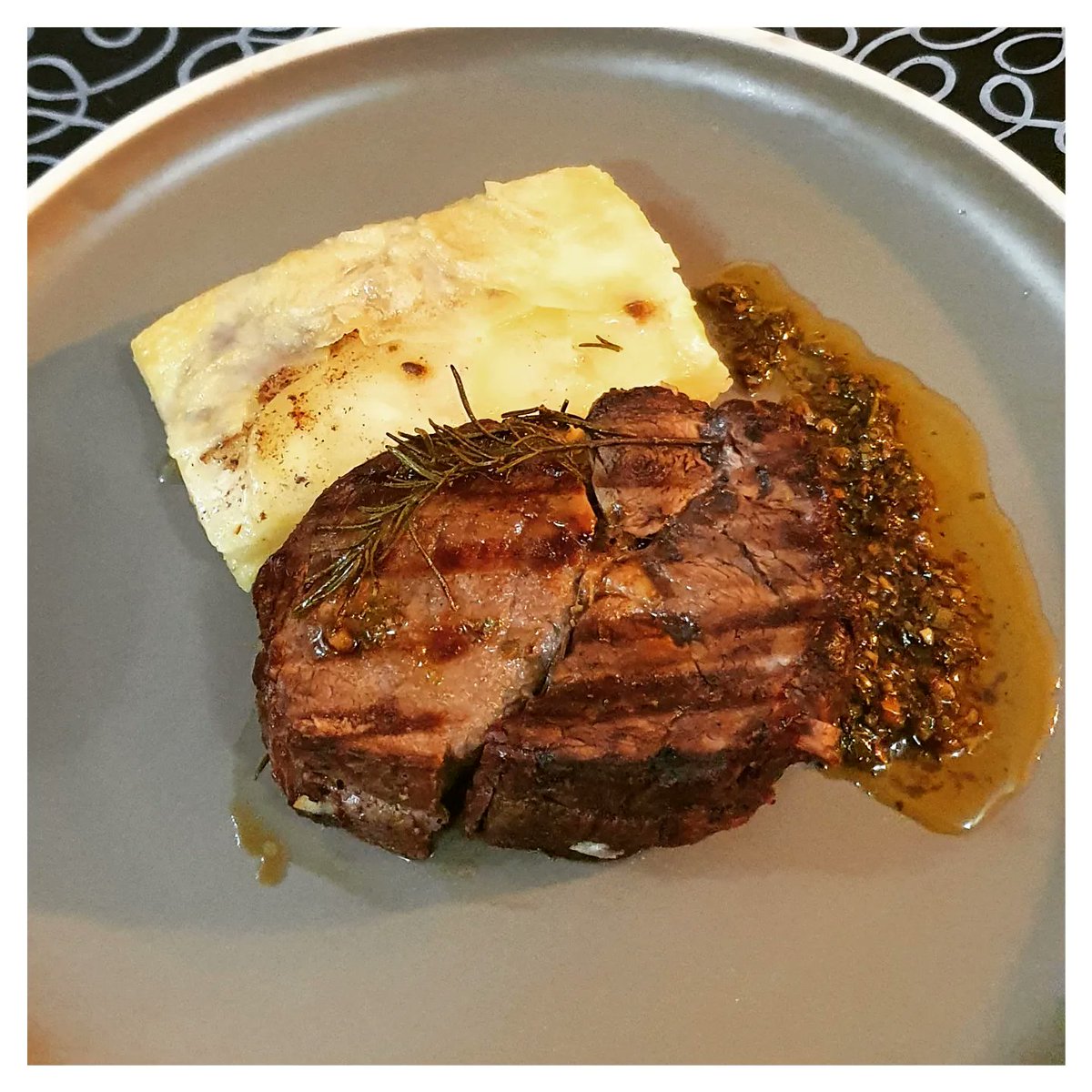 hugodr85's tweet photo. Cena de hoy, ojo de bife al chimichurri con gratin daphinois https://t.co/KdSUiSASfH