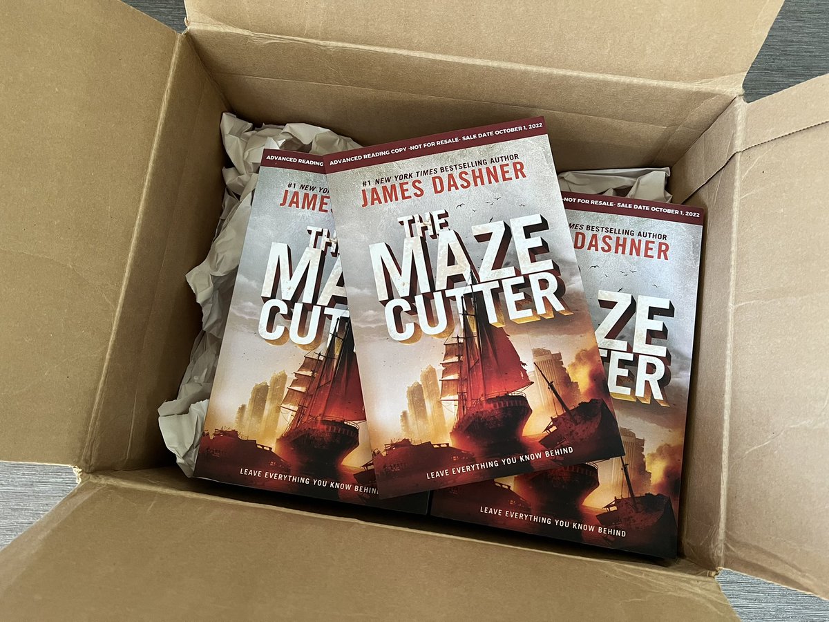 KeriBarnum's tweet image. Perks of the job… a freshly printed box of galleys and the chance to be one of the first people to read the newest Maze Runner book from @jamesdashner!😁

#DashnerArmy #Reading #YAY