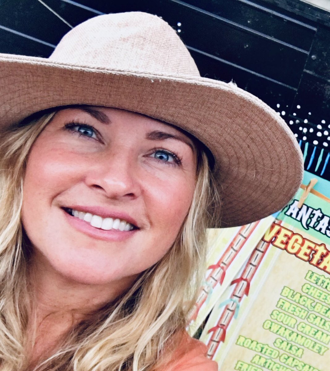 LululunaThrive's tweet image. Find out who you are…then do it on purpose. 

#energeticalignment #web3therapist #innercompass #selfappreciation #web3community #soulmoments #expansion #truth #joy #meaningfulsuccess