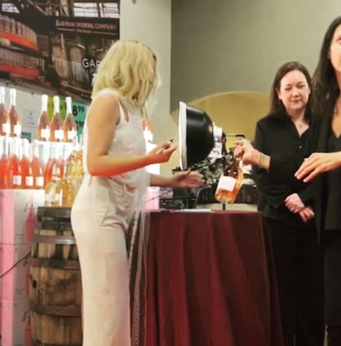 SwannKelvin's tweet photo. "MEET THE PRINCESS!" 👑💖 
#meetandgreet🖋️ #Garys🍷 
#NewJersey🇺🇸 https://t.co/LWtVhzM17p