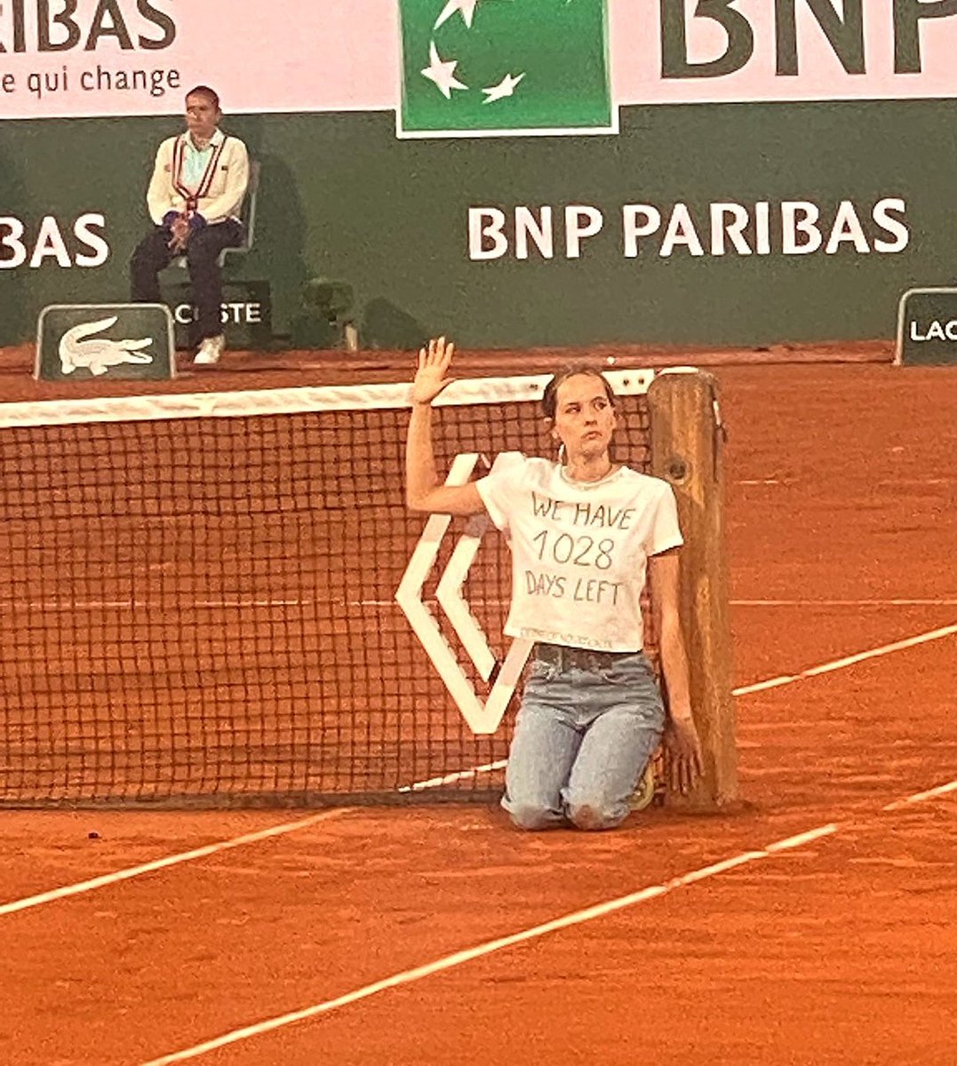 GordonGekko's tweet photo. Wow! A crypto holder protested the bear market at the French open. 

She says we have 1028 days left until alt season 😮😫 https://t.co/FmjWRtmNrv