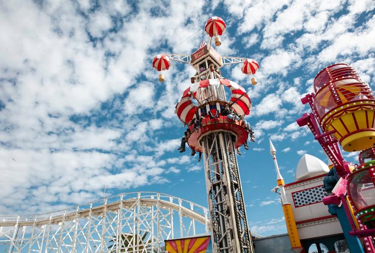 MaximusCampers's tweet photo. THINGS TO DO IN MELBOURNE WITH THE KIDS!
The #citysuburb of #StKilda has everything a #family 
needs for an #epicdayout. Think playing on the #beach, 
#cycling down the #promenade, #coolingoff with an #icecream &amp; whizzing down #rollercoasters at #LunaPark. https://t.co/60OCK8AH8g