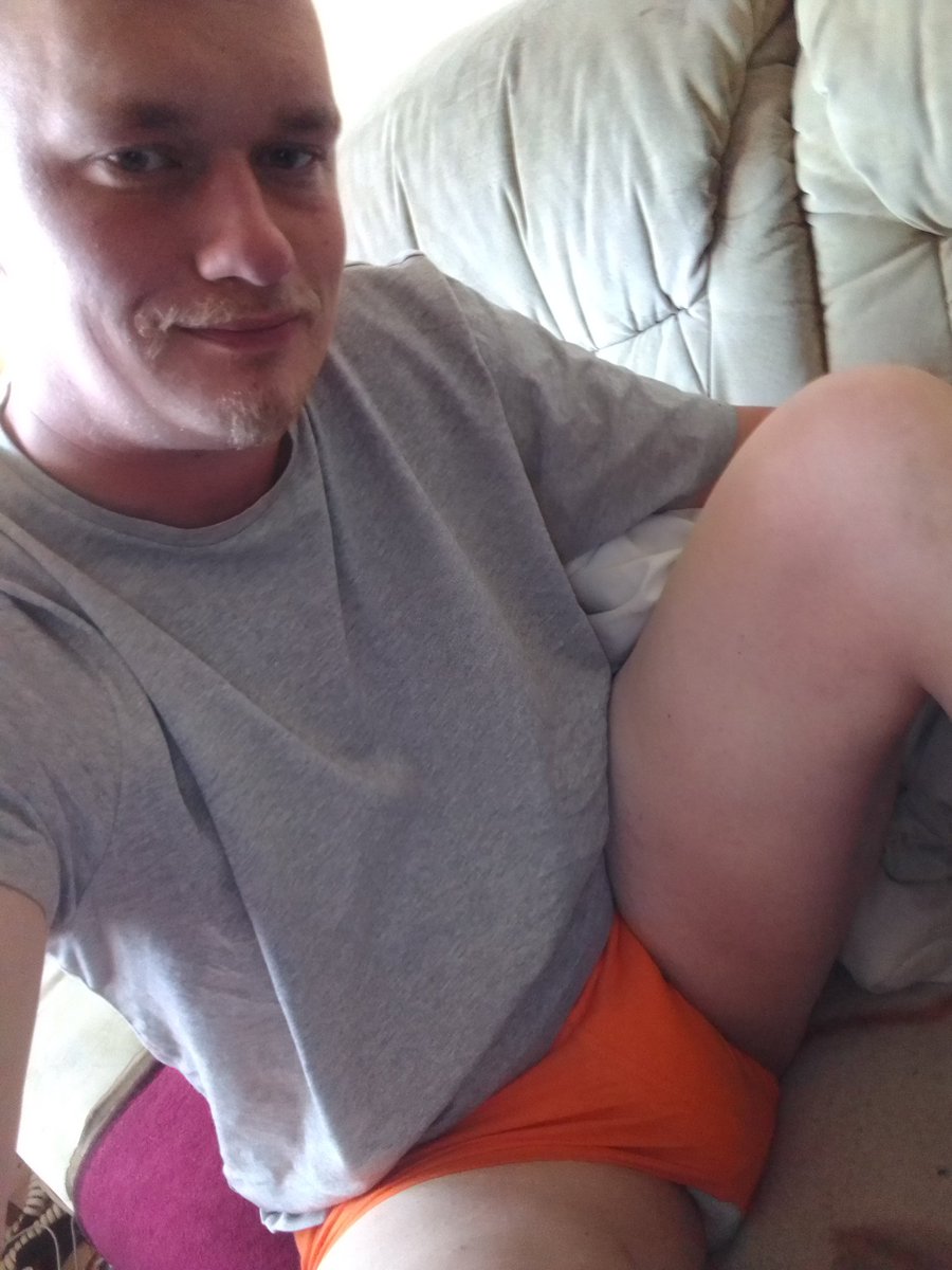 stinker08041457's tweet photo. Neuer Pyjama mit neue Unterhose und eine Windel drunter https://t.co/B3OMBQ5PGa