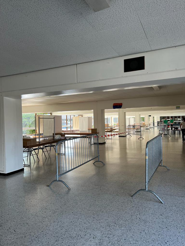 PLachaussee's tweet photo. #legislatives Partout en🇨🇭romande les opérations logistiques se sont poursuivies tard dans la soirée et ce matin encore, les équipes finalisent les installations.

Cet apm les volontaires se réuniront pour recevoir les dernières consignes.

Merci à toutes et tous

#le5JuinJeVote https://t.co/SZWuAbNjoH