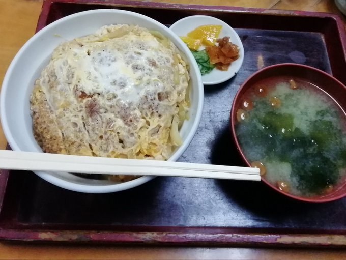 お昼は昨日の流れでかつ丼。私はかつ丼食べるときまず真ん中を掘っていきます。別に意味はないですがw 